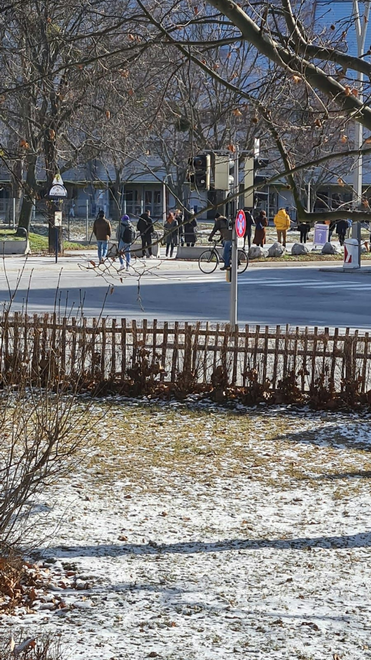 Die Menschen standen sogar bis zur Straße an.