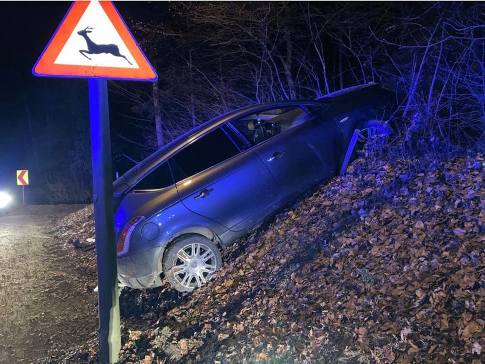 Der Pkw landete nach einer 30 Kilometer andauernden Flucht in einer Böschung.