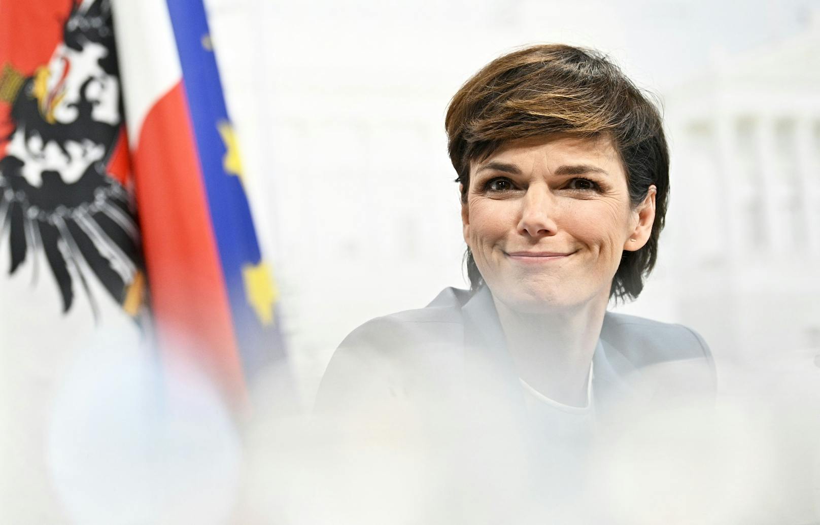 So lustig kann Sozialdemokratie sein. SPÖ-Chefin <strong>Pamela Rendi-Wagner</strong> im "Roten Foyer" am 1. Mai 2020 in Wien.&nbsp;