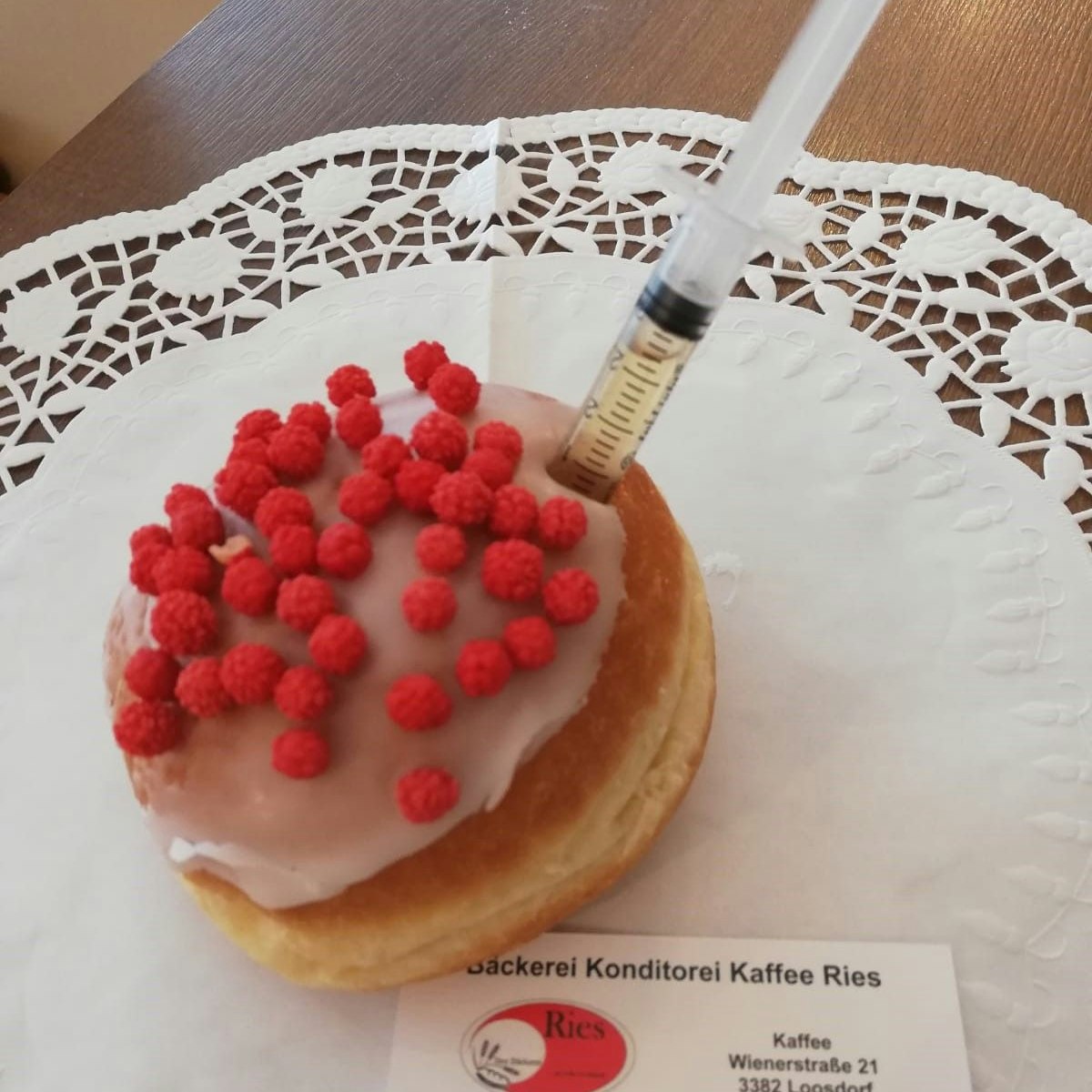 Krapfen mit Marillenlikör-Spritze.