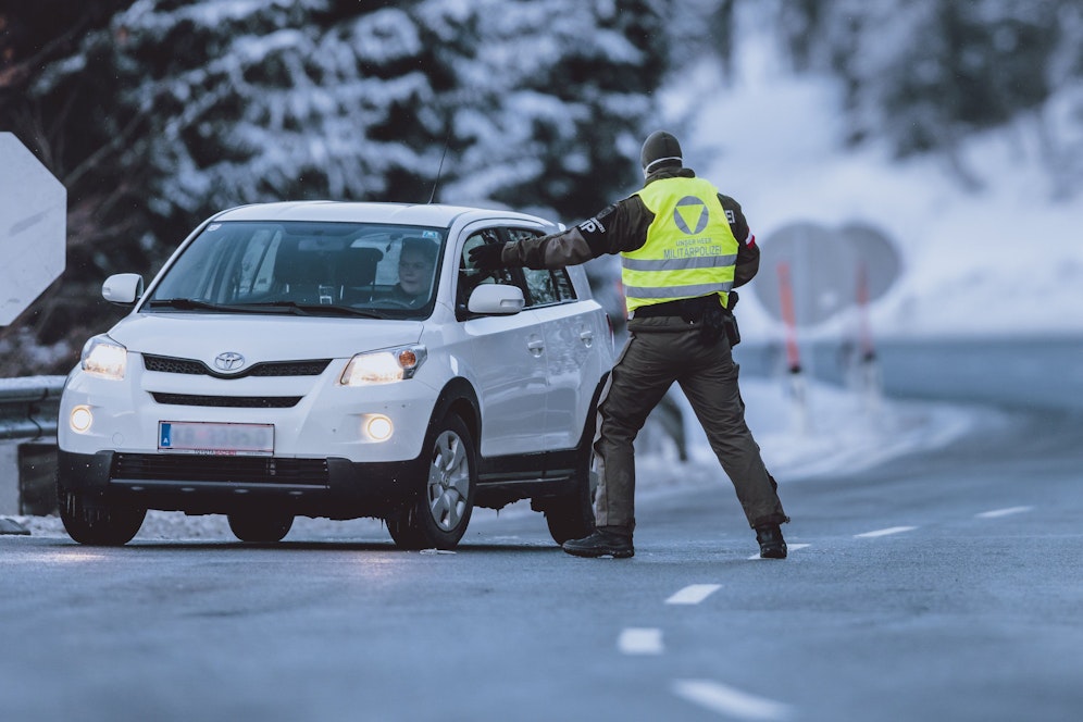 Ausreisetestkontrolle am Freitag, 12. Februar 2021, durch das österreichische Bundesheer am Pass Thurn.