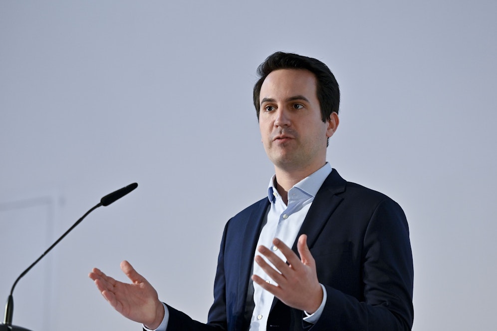 Der Lobautunnel sorgt weiter für politische Diskussionen: Die SPÖ macht Druck auf Umsetzung, Wiens Vizebürgermeister Christoph Wiederkehr (Neos) hingegen sieht den Tunnel nicht als die 