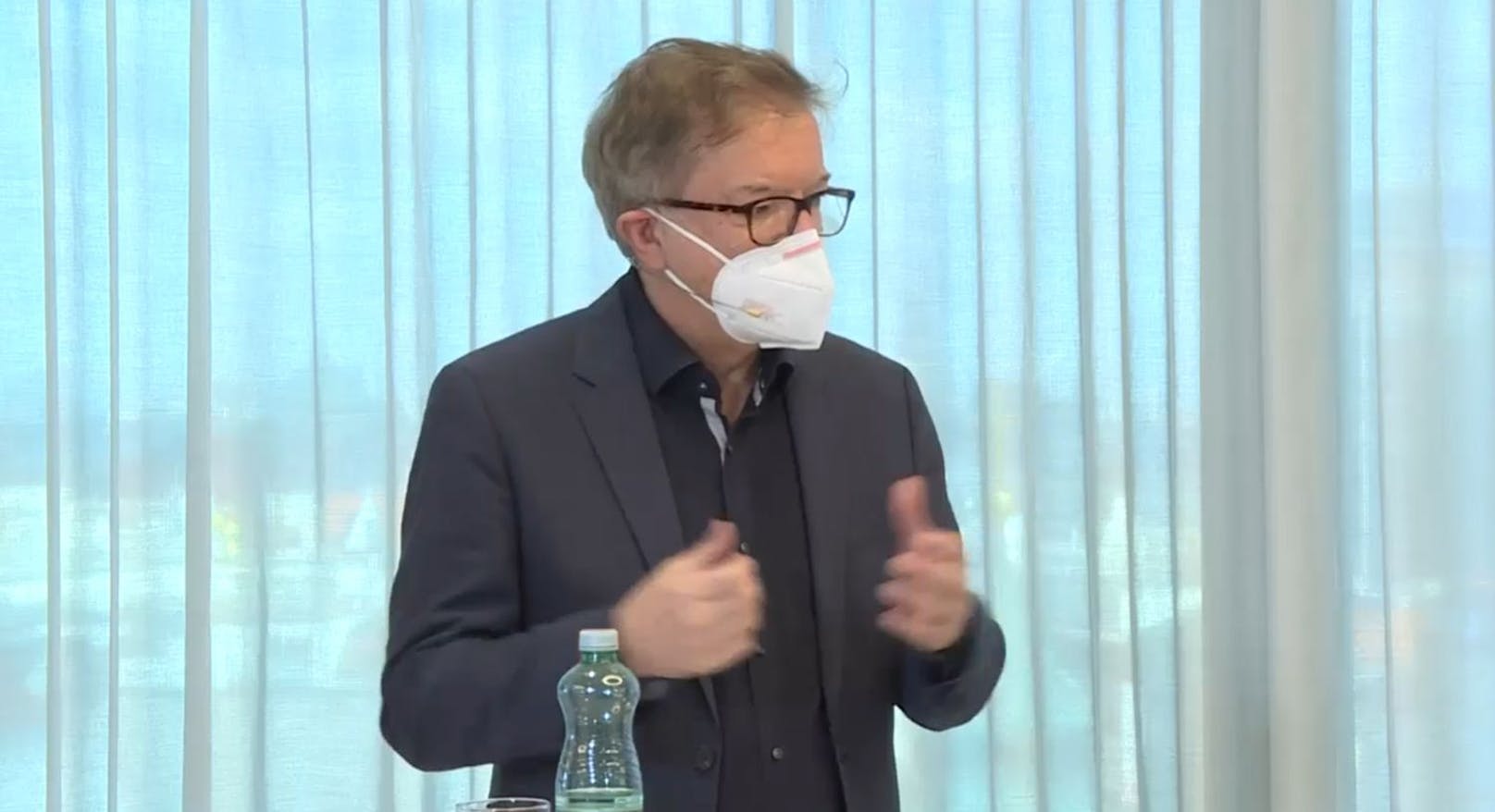 Gesundheitsminister Rudi Anschober (Grüne) trug am Freitag eine Maske während einer Pressekonferenz.