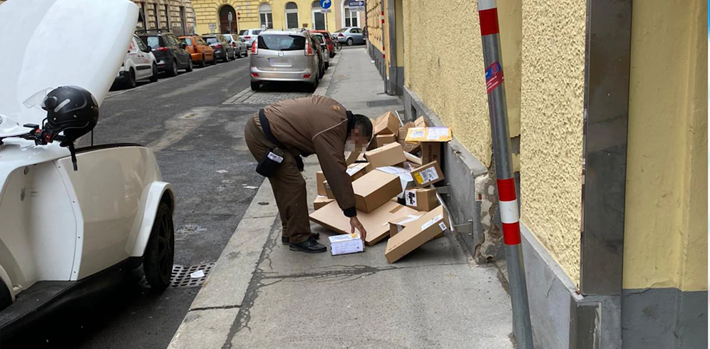 Ein Paketbote warf seine Lieferungen einfach auf den Gehsteig