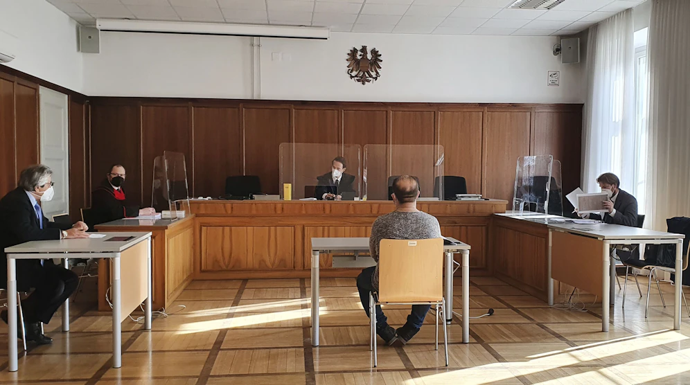 Prozess in Klagenfurt gegen einen Paketzusteller wegen vorsätzlicher Gefährdung von Menschen durch übertragbare Krankheiten
