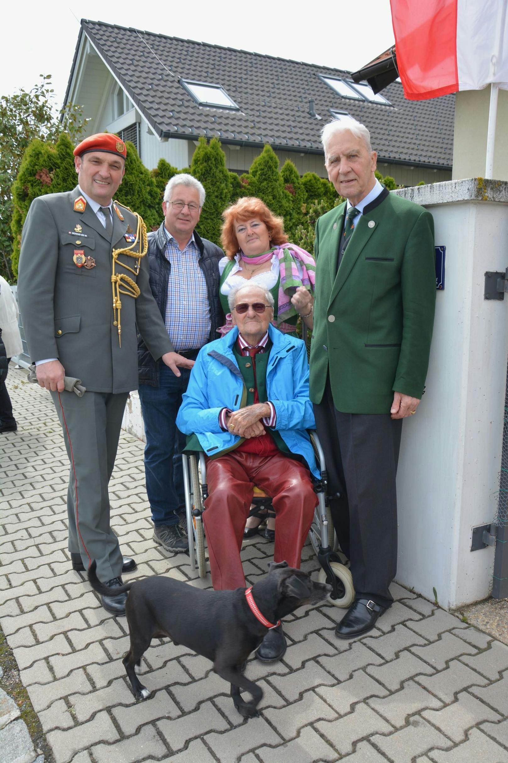 Nagl (m.) mit Garde-Chef Kirchebner an seinem 104. Geburtstag im Jahr 2019.