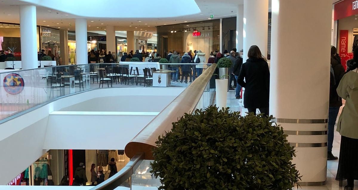 Unzählige Menschen warteten auf Einlass in das Geschäft.