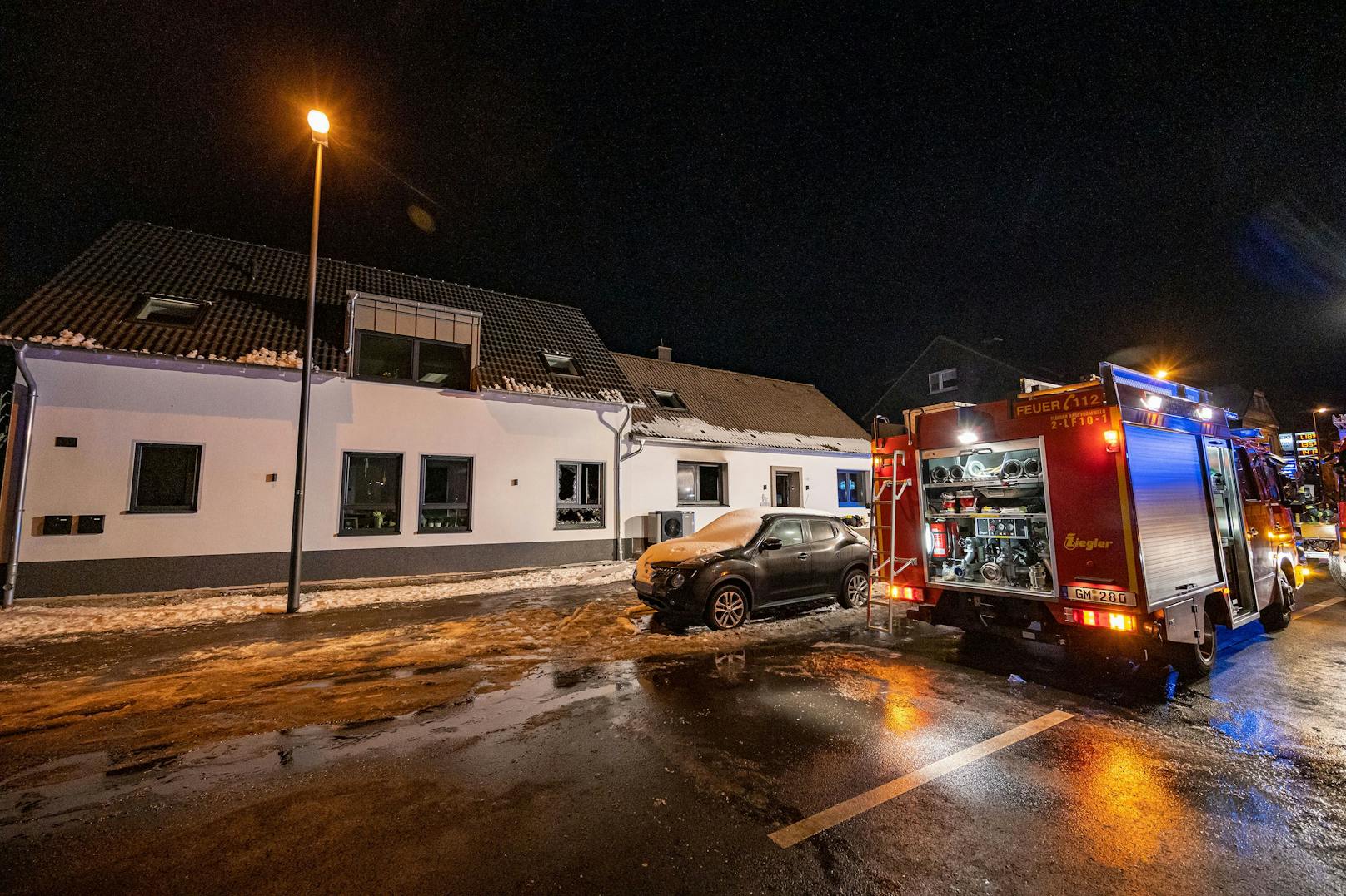 Nach einem Wohnungsbrand im Bergischen Land (Nordrhein-Westfalen) wurden fünf Leichen entdeckt. Es soll sich um einen Mann, seine Frau und deren zwei Kinder sowie ein weiteres Familienmitglied handeln.