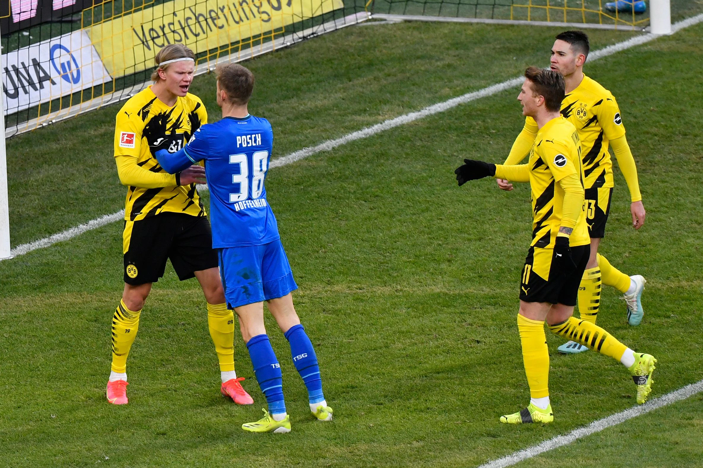 Erling Haaland im Duell mit ÖFB-Ass Stefan Posch. 
