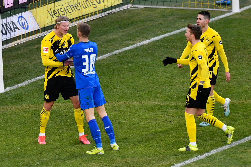 Erling Haaland im Duell mit ÖFB-Ass Stefan Posch. 