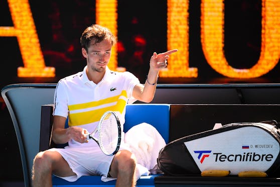 Daniil Medwedew wirft seinen Coach aus der Arena.