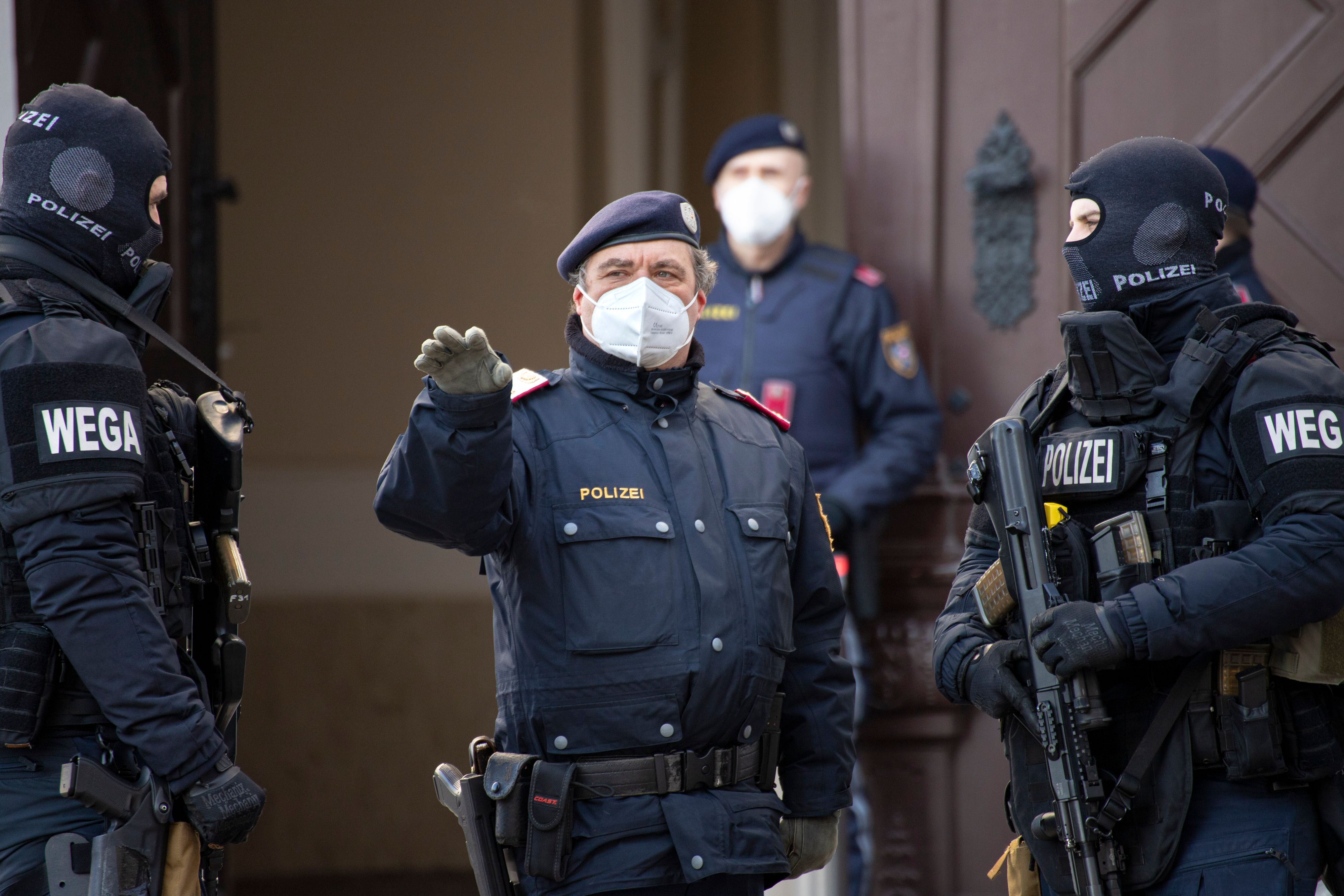 Der Ballhausplatz sowie das Bundeskanzleramt werden von schwer bewaffneten Polizisten bewacht. Im Bild: Polizisten der Sondereinheit WEGA (Wiener Einsatzgruppe Alarmabteilung)