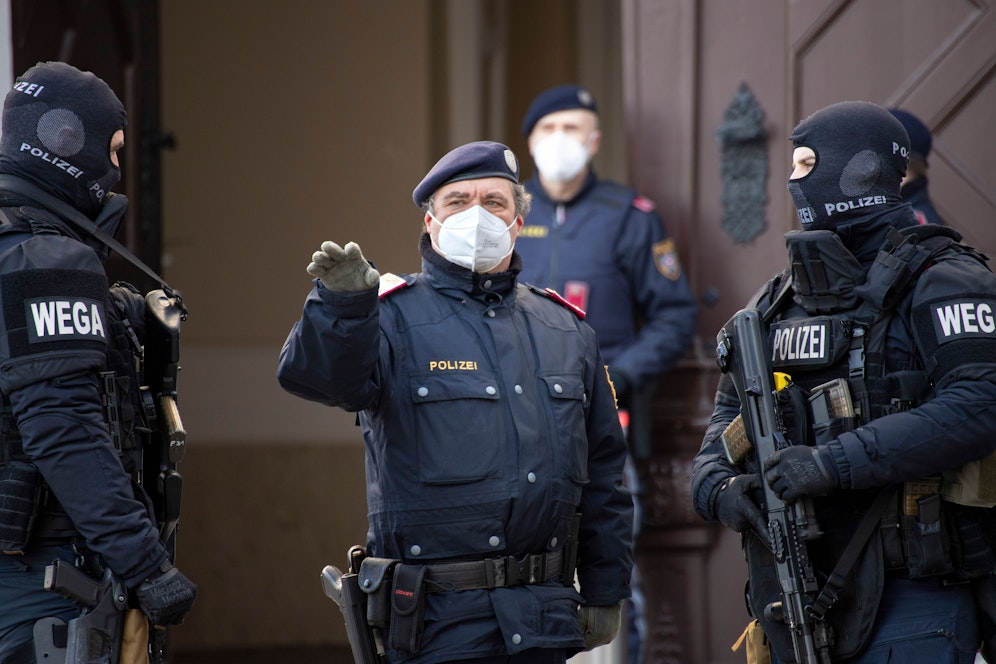 Der Ballhausplatz sowie das Bundeskanzleramt werden von schwer bewaffneten Polizisten bewacht. Im Bild: Polizisten der Sondereinheit WEGA (Wiener Einsatzgruppe Alarmabteilung)