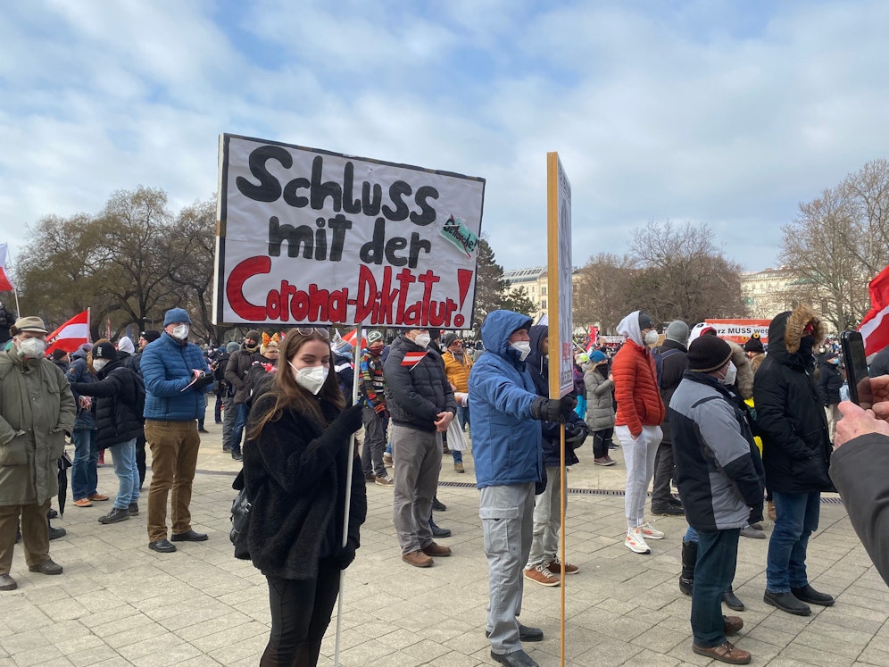 Wie auch diese Anti-Corona-Demo am 13. Februar 2021 in Wien hätte sich die für Samstag geplante Kundgebung in Innsbruck gegen die Maßnahmen der Bundesregierung gerichtet.&nbsp;