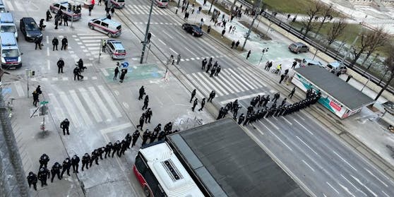Polizisten blockieren den Ring