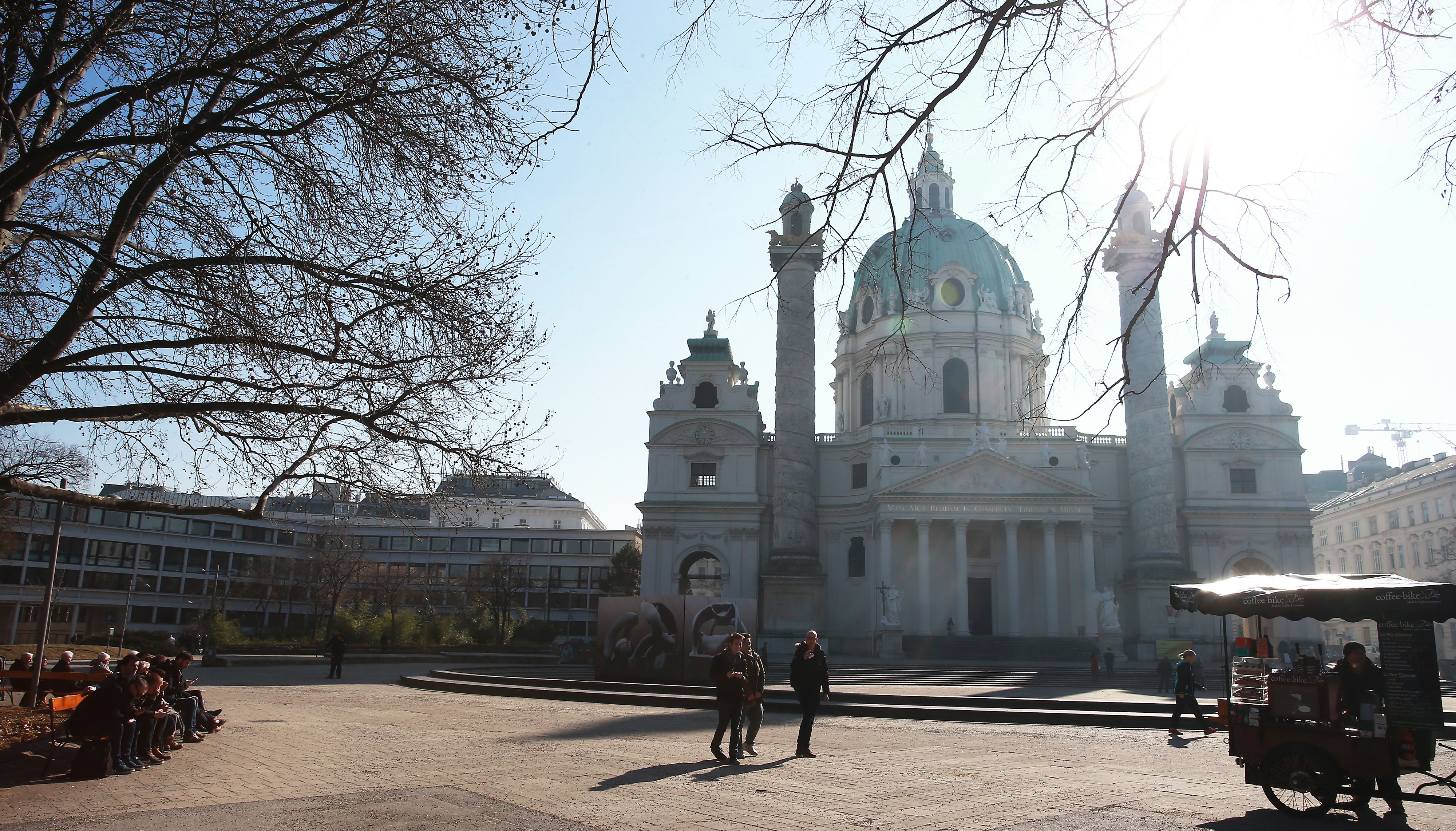 Der Wiener Karlsplatz an einem sonnigen Wintertag. Symbolbild