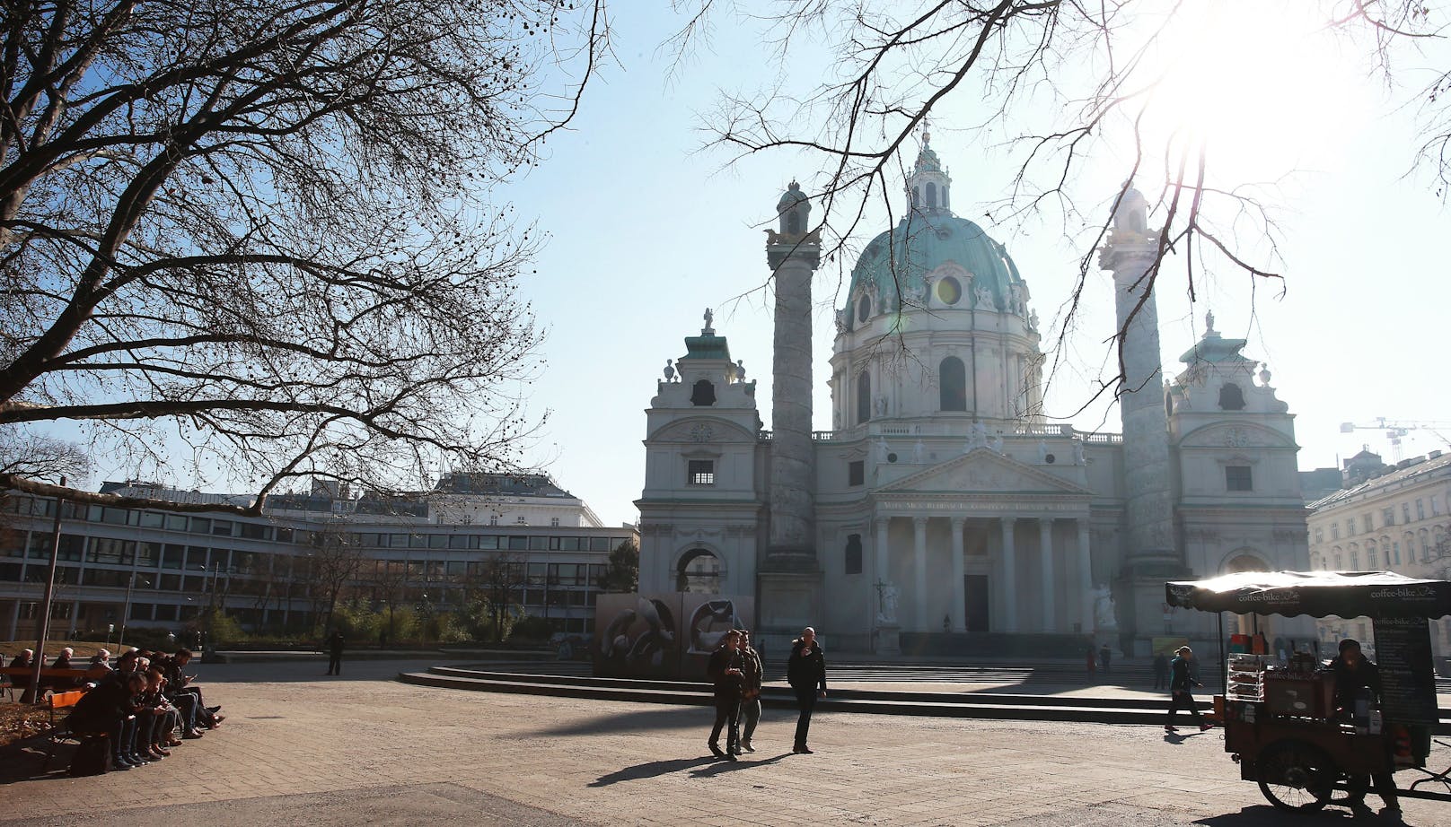 Der Wiener Karlsplatz an einem sonnigen Wintertag. Symbolbild