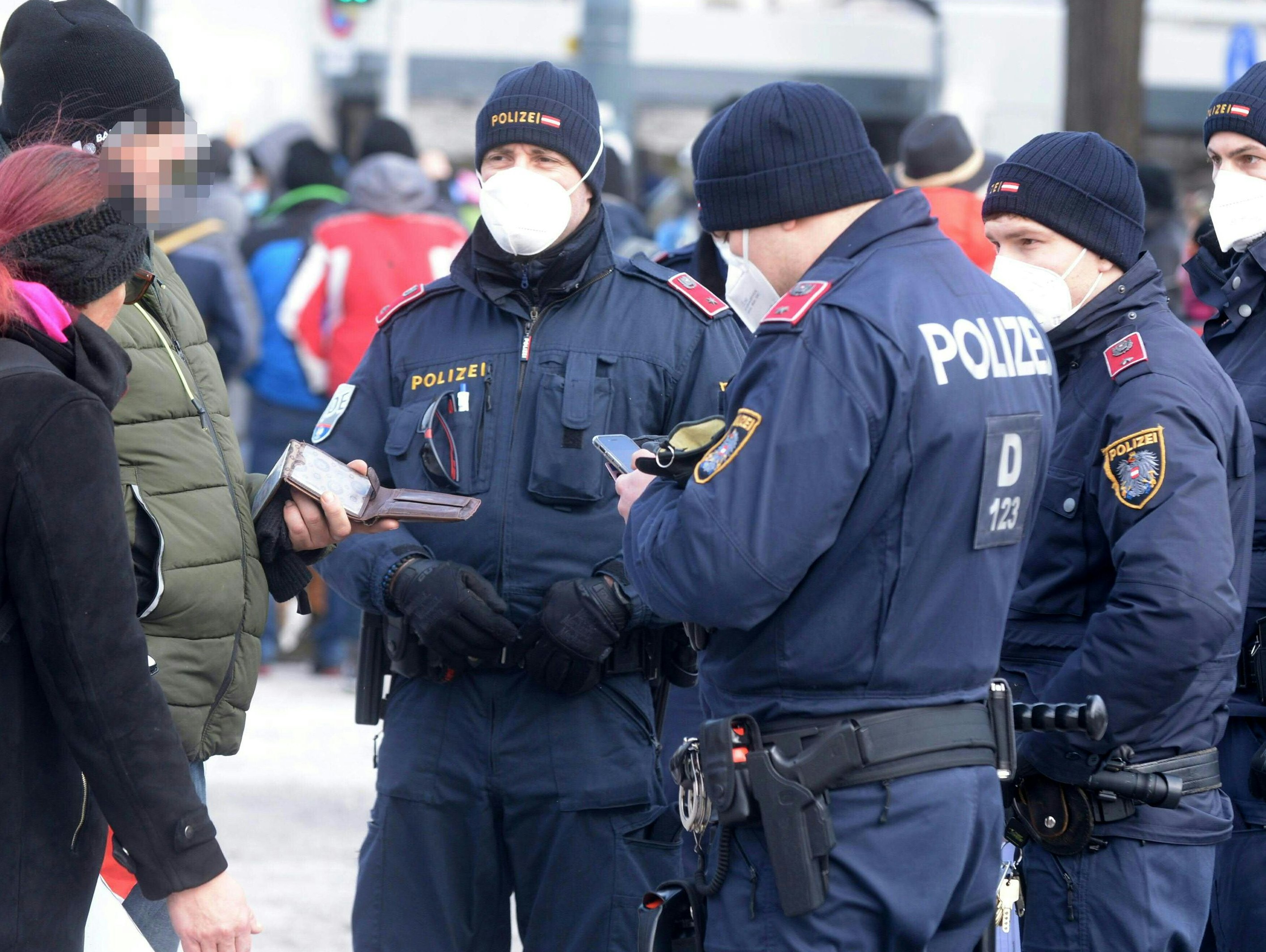 Download von www.picturedesk.com am 13.02.2021 (16:01).  ABD0052_20210213 - WIEN - ÖSTERREICH: Einsatzkräfte der Polizei am Samstag, 13. Februar 2021, in Wien. Die Wiener Polizei hat fast alle der für das Wochenende in Wien angemeldeten Demonstrationen gegen die Corona-Maßnahmen der Regierung untersagt. - FOTO: APA/HERBERT PFARRHOFER - 20210213_PD4384 - Rechteinfo: Rights Managed (RM)