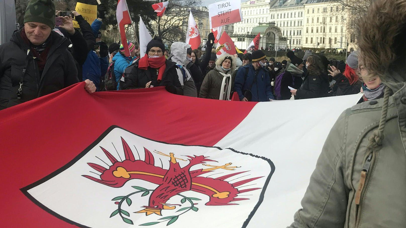 Anti-Corona-Demonstranten protestieren gegen das Vorgehen der Regierung in Tirol.