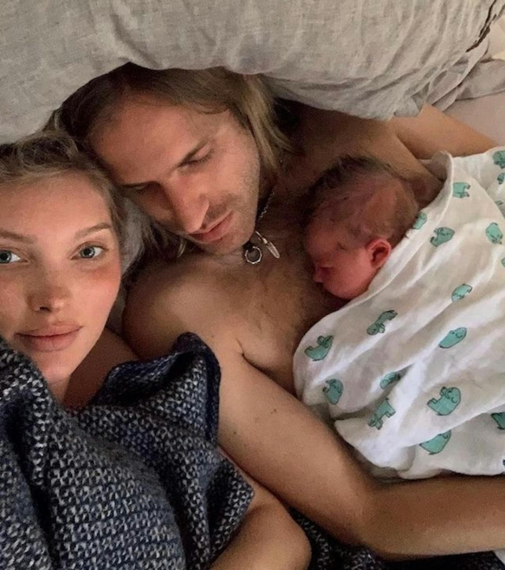 "Victoria's Secret"-Model Elsa Hosk hat ihr eigenes Engerl bekommen und postet das erste Foto mit ihrer neugeborenen Tochter und Papa Tom Daly. Die kleine Prinzessin heißt Tuulikki, was im Finnischen "kleiner Wind" bedeutet.<br>