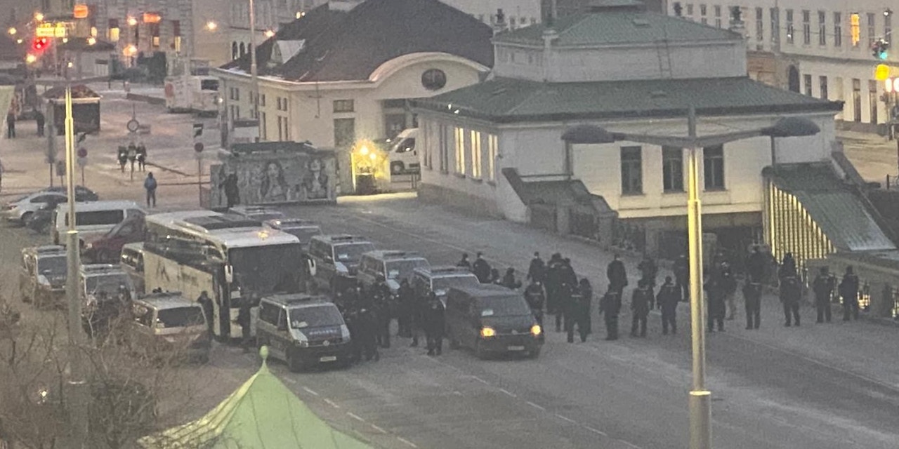 Die Fahrgäste werden kontrolliert