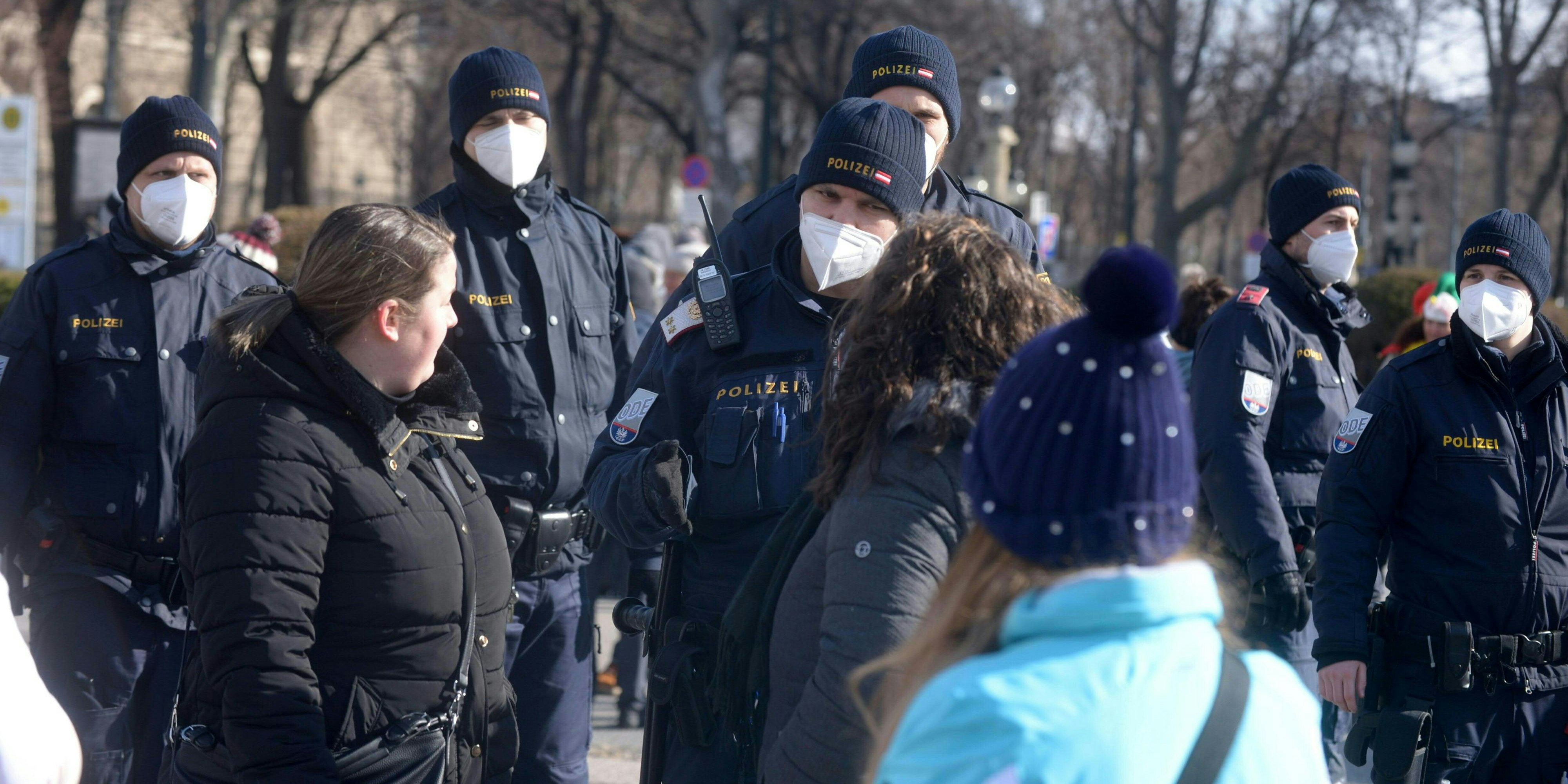 Download von www.picturedesk.com am 13.02.2021 (16:01).  ABD0057_20210213 - WIEN - ÖSTERREICH: Eine Demonstration am Samstag, 13. Februar 2021, in Wien. Die Wiener Polizei hat fast alle der für das Wochenende in Wien angemeldeten Demonstrationen gegen die Corona-Maßnahmen der Regierung untersagt. - FOTO: APA/HERBERT PFARRHOFER - 20210213_PD4509 - Rechteinfo: Rights Managed (RM)