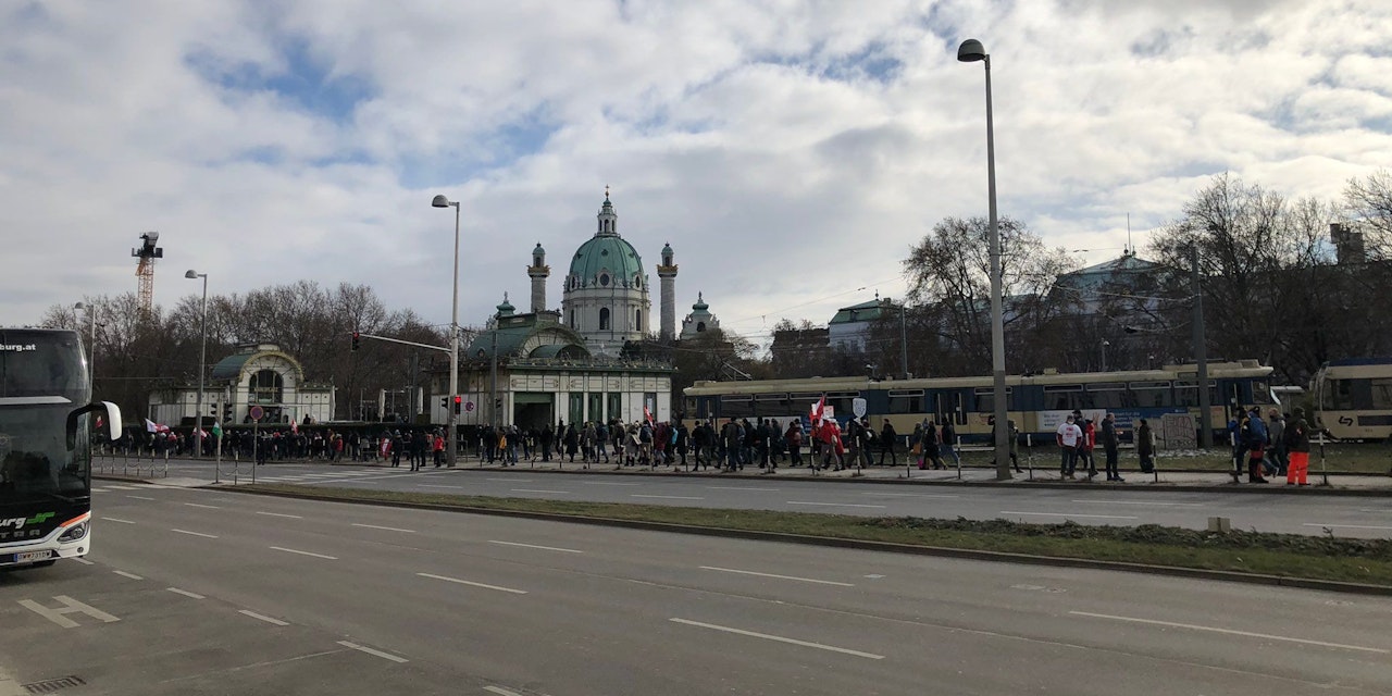 Start der Corona-Demo am 13. Februar in Wien | heute.at ...