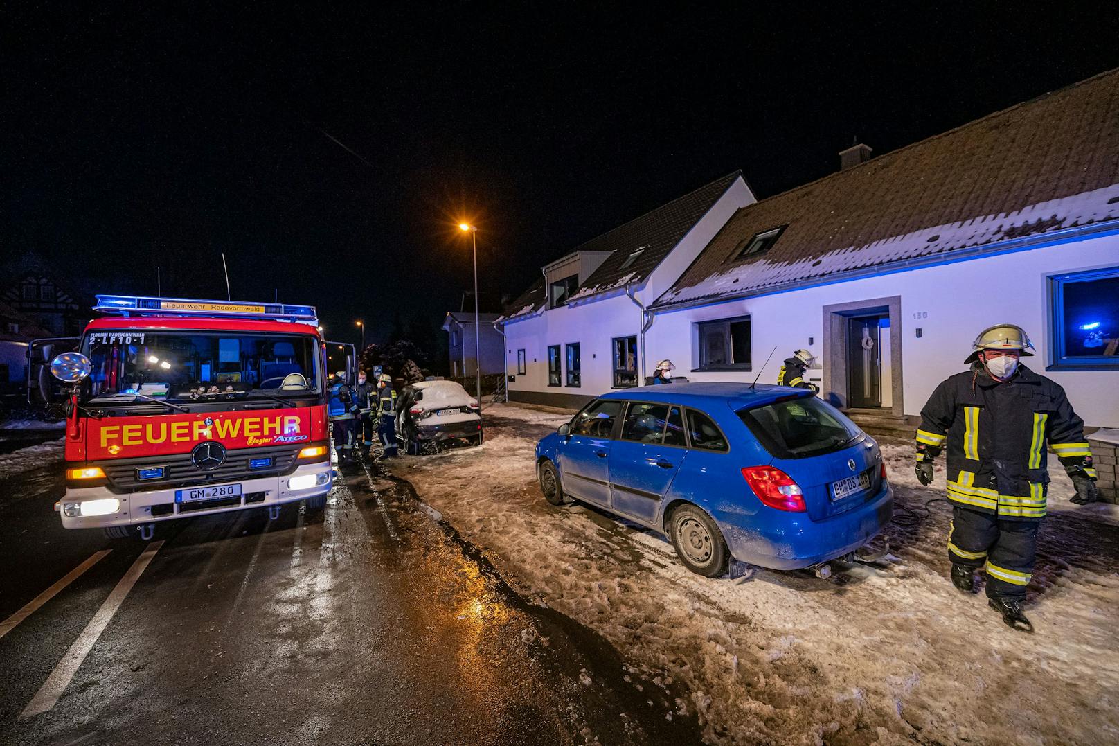 Nach einem Wohnungsbrand im Bergischen Land (Nordrhein-Westfalen) wurden fünf Leichen entdeckt. Es soll sich um einen Mann, seine Frau und zwei Kinder sowie ein weiteres Familienmitglied handeln.