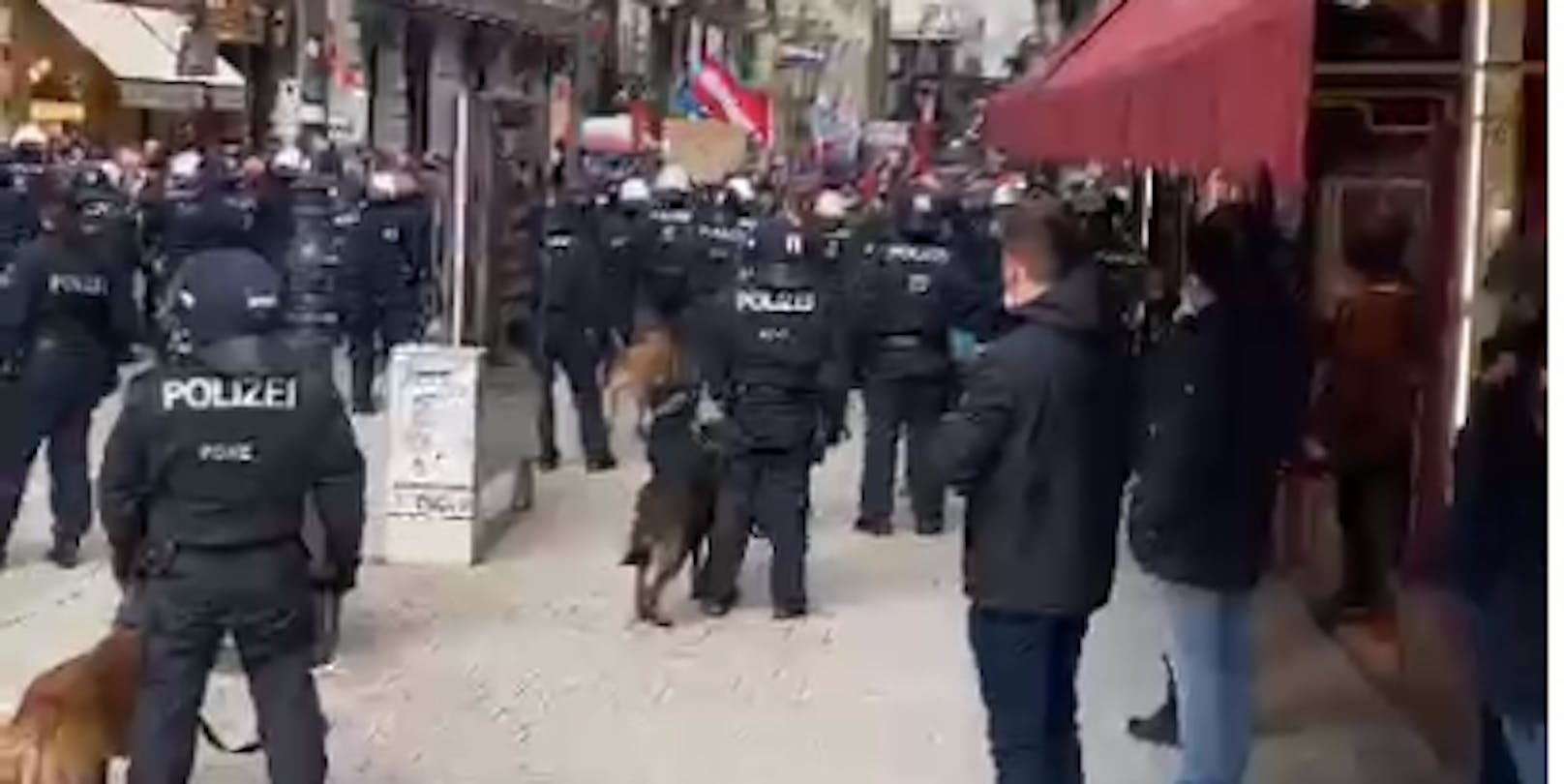 Stand-Off zwischen Corona-Demo und Polizei