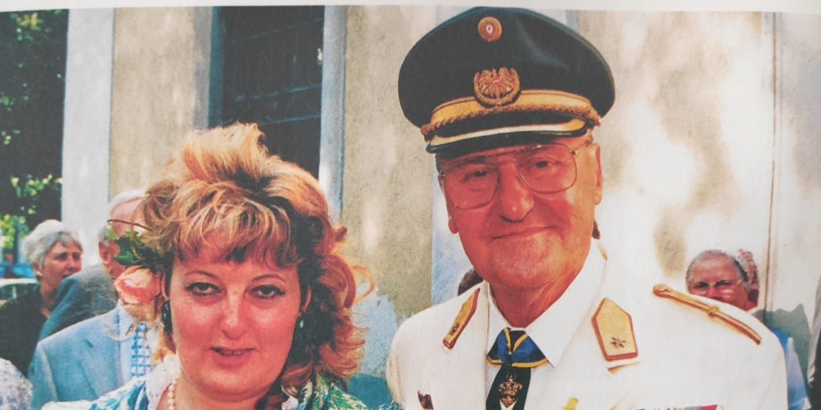 Der Brigadier Alfred Nagl (r.) in Paradeuniform mit seiner Ehefrau.
