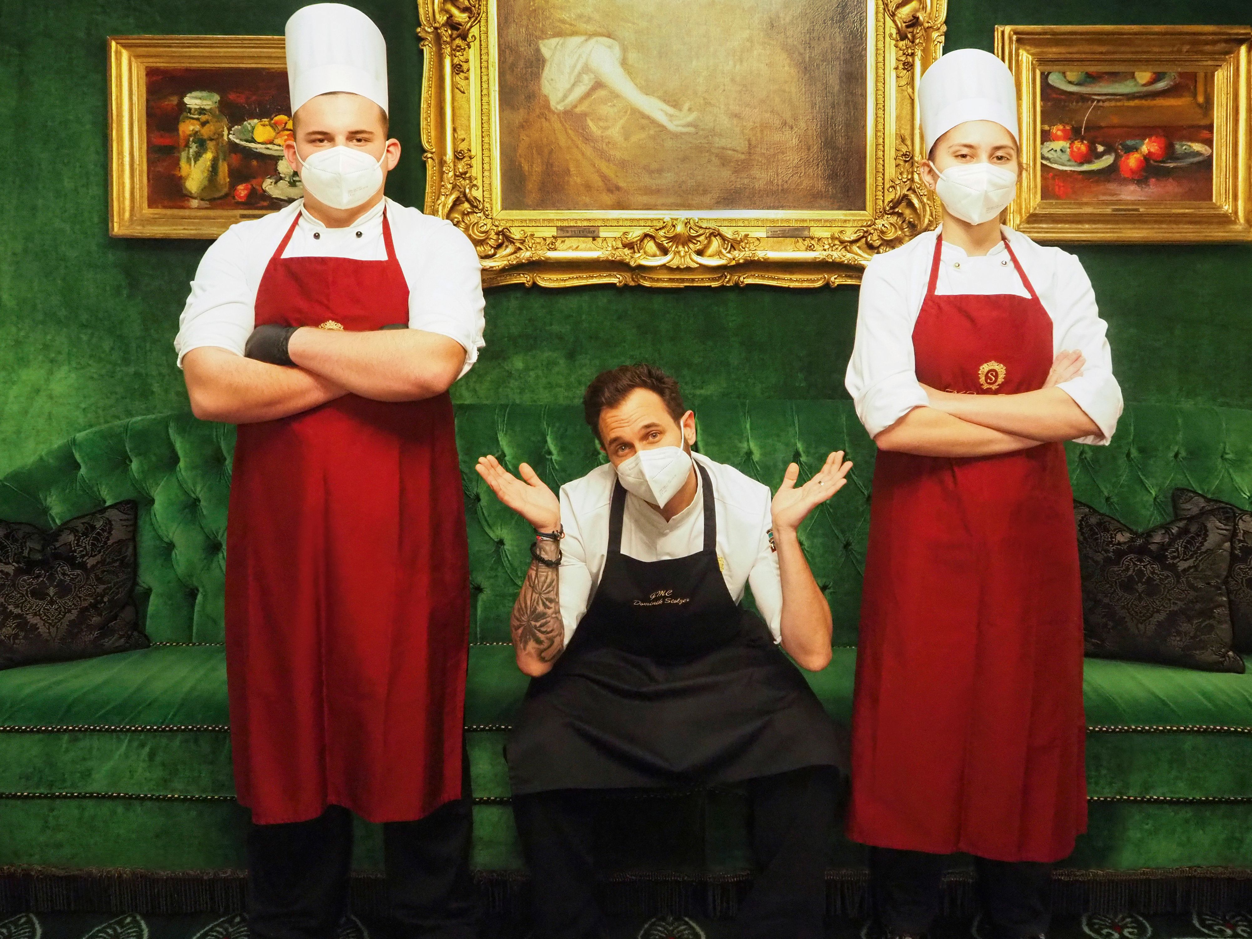 Im Hotel Sacher (City) kochen Lehrlinge, unterstützt von Executive Küchenchef, Dominik Stolzer (Mitte) Geld für Lehrling