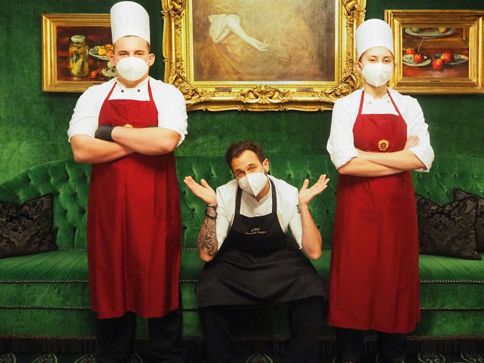 Im Hotel Sacher (City) erkochen Lehrlinge, unterstützt von Executive Küchenchef, Dominik Stolzer (Mitte) Geld für die Ausbildung von Jungköchen.