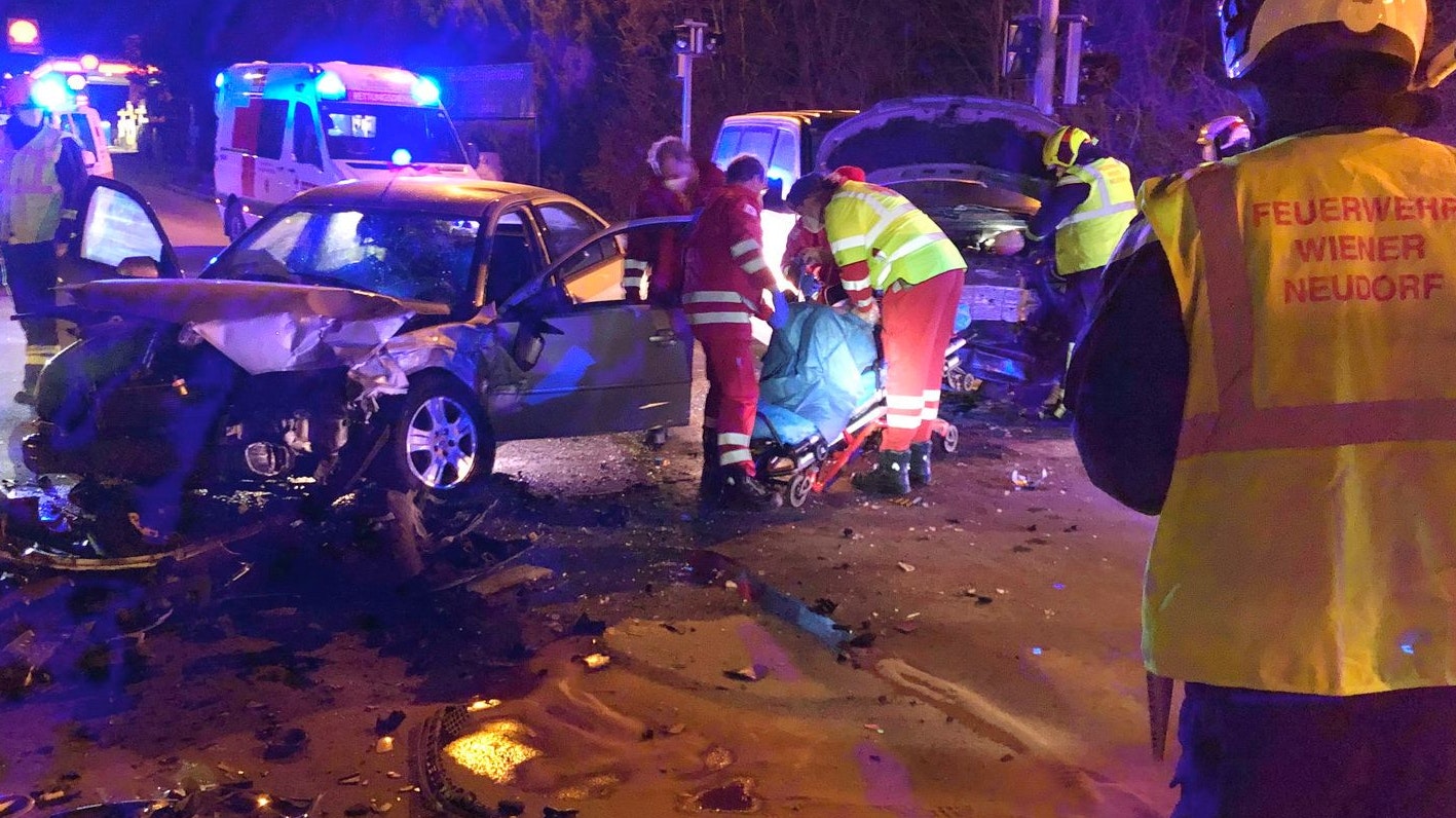 Crash um Mitternacht in Wr. Neudorf.