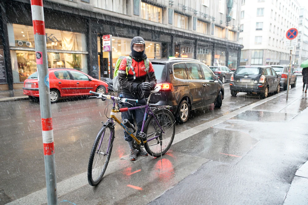 Karim (Name geändert) stellte sein Fahrrad in der Brandstätte am Gehsteig ab und wurde gestraft.