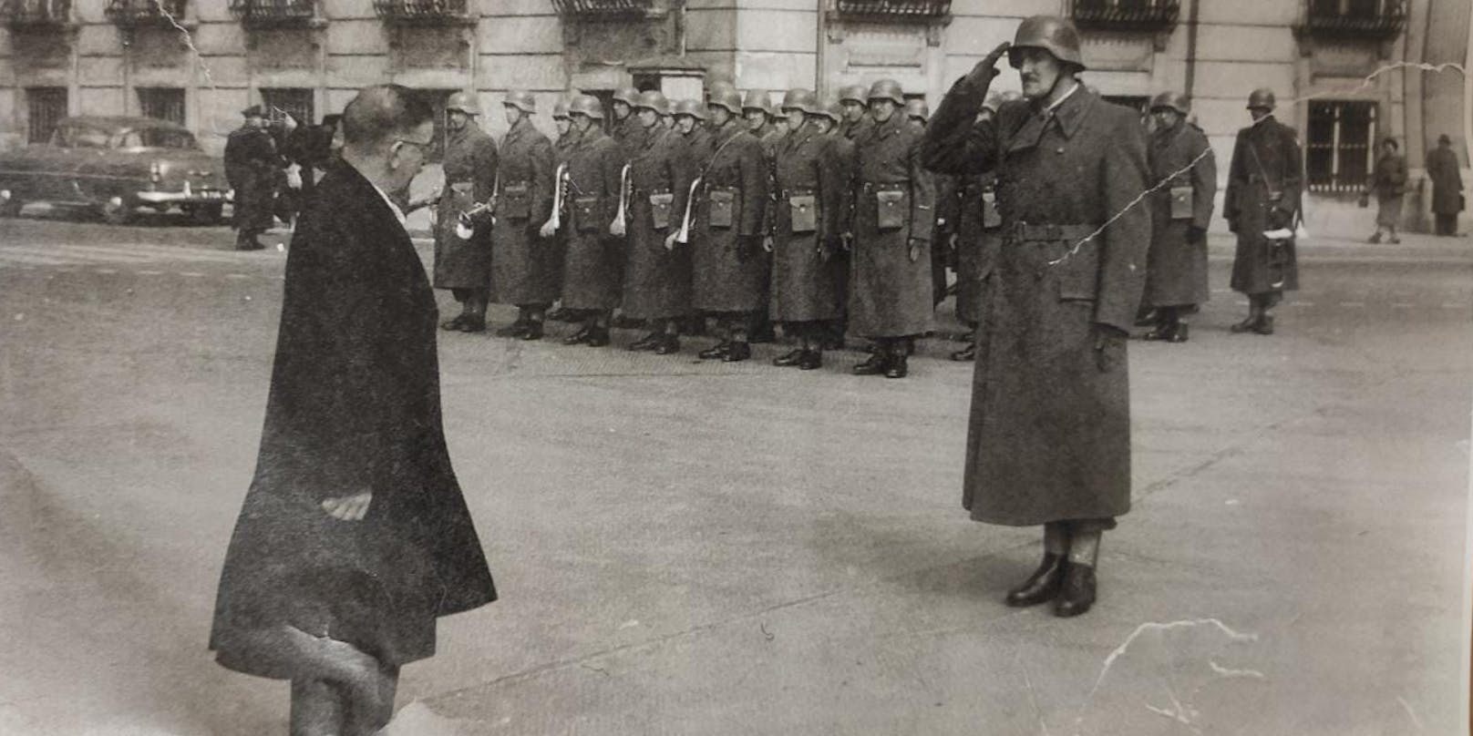 Alfred Nagl (r.) als Kommandant der ersten Garde-Ehrenkompanie vor Leopold Figl (l.).