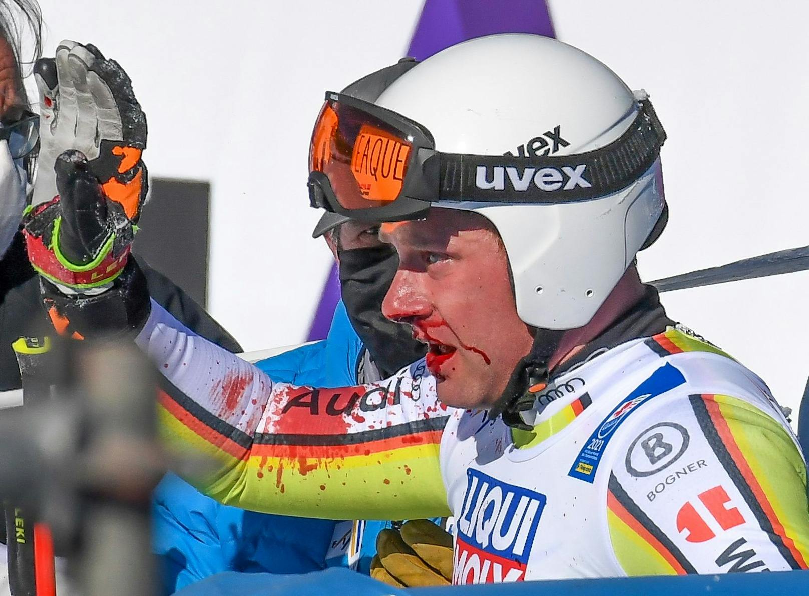 Romed Baumann (GER) Sturz im Ziel am Sonntag, 14. Februar 2021 während der Abfahrt der Herren im Rahmen der Alpinen Ski-Weltmeisterschaft 2021 in Cortina d'Ampezzo