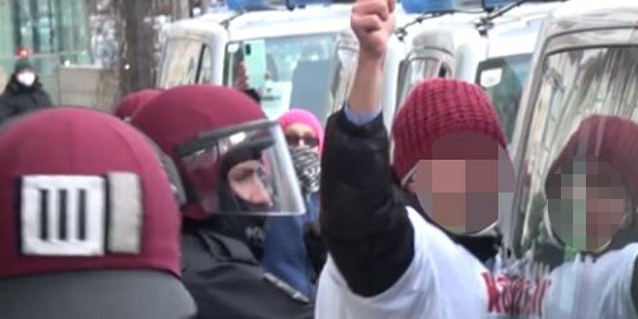 Bei den vergangenen Corona-Demos wurde er stets wegen Verstößen gegen Abstands- und Maskenpflicht verhaftet und angezeigt.