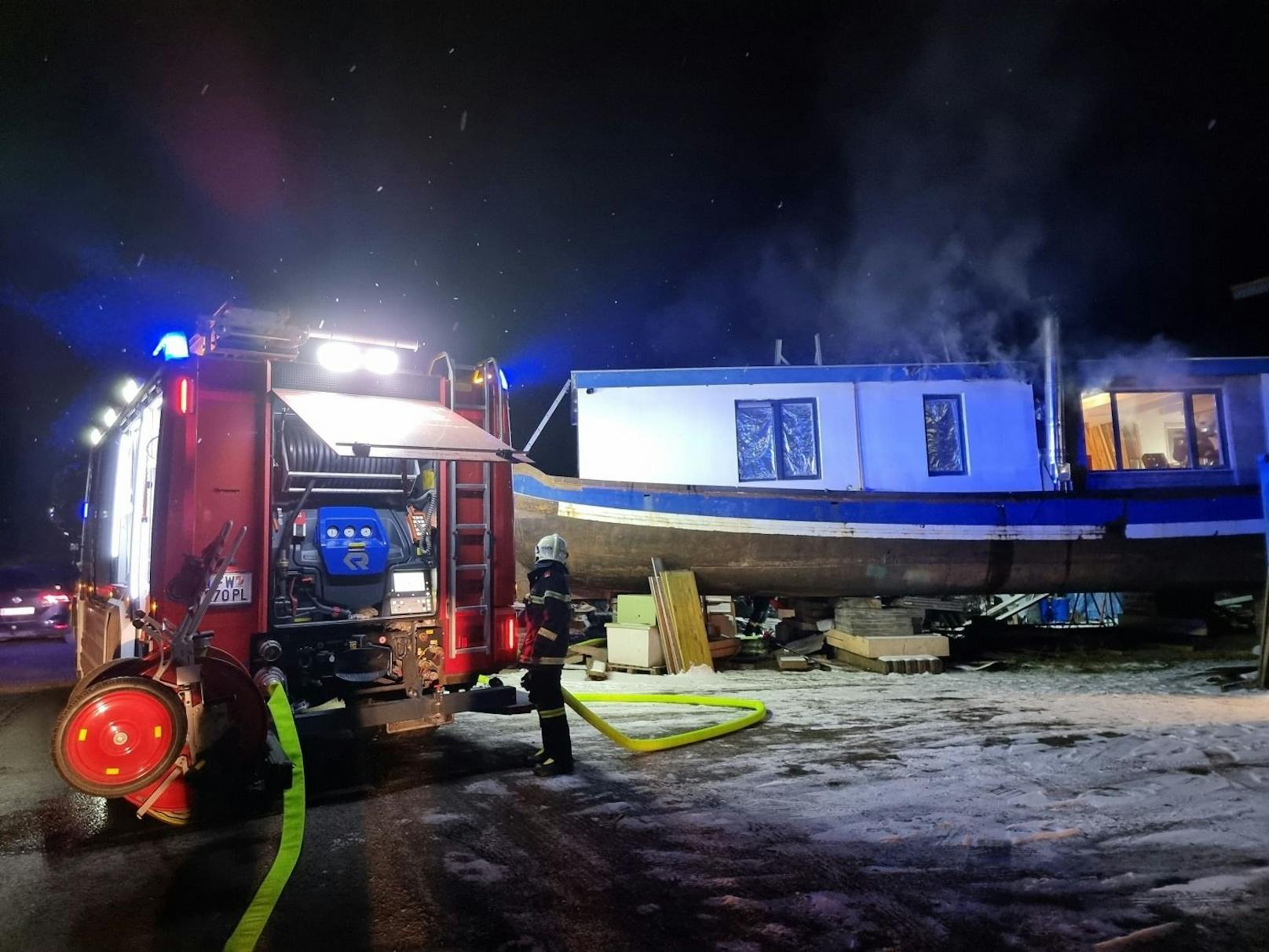 Ein Feuer brach in einem Hausboot in Wilhelmsburg aus.