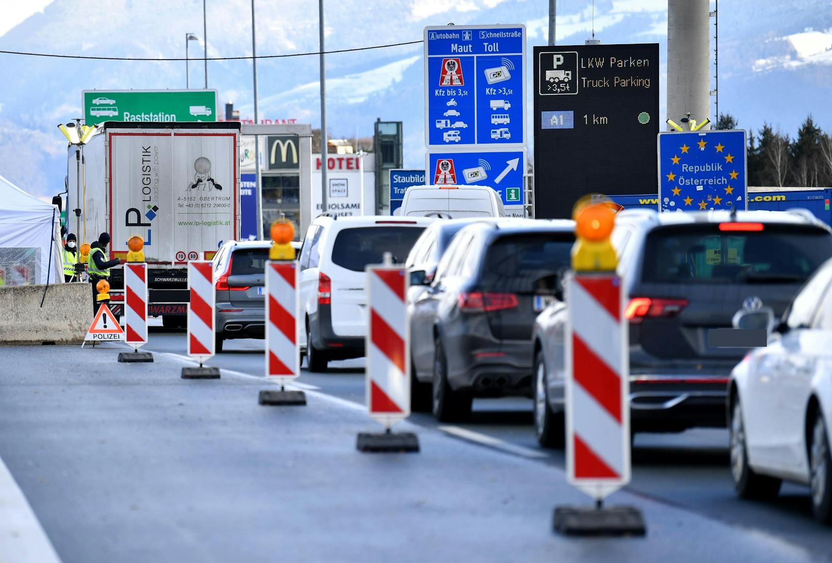 Stau durch Grenzkontrollen beim Grenzübergang Walserberg in Fahrtrichtung Salzburg am Montag, 8. Februar 2021.