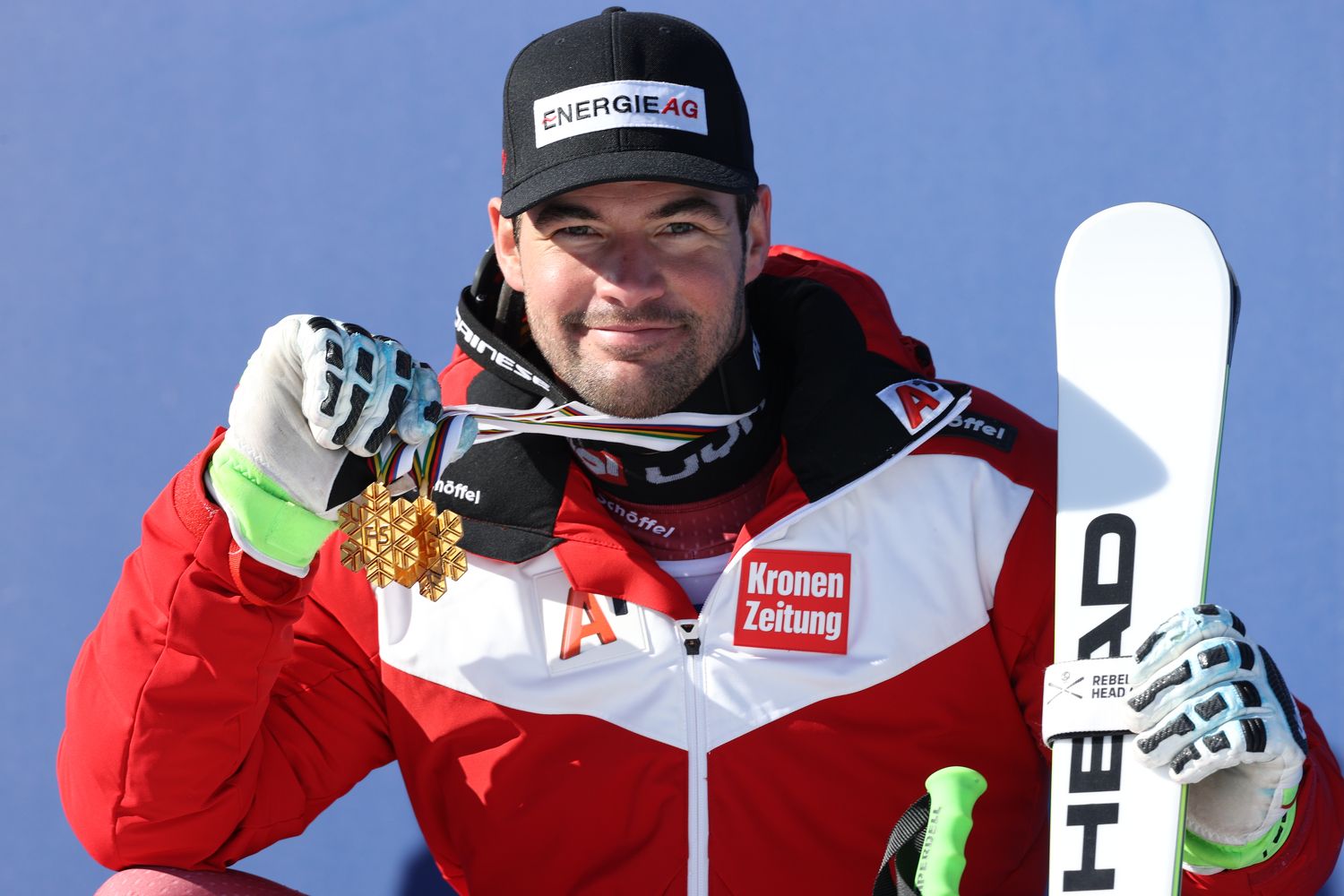 Vincent Kriechmayr strahlt mit seiner zweiten Goldmedaille um die Wette.