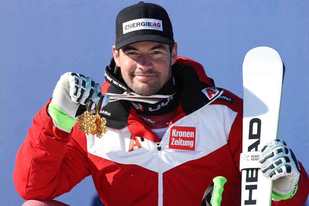 Vincent Kriechmayr strahlt mit seiner zweiten Goldmedaille um die Wette.