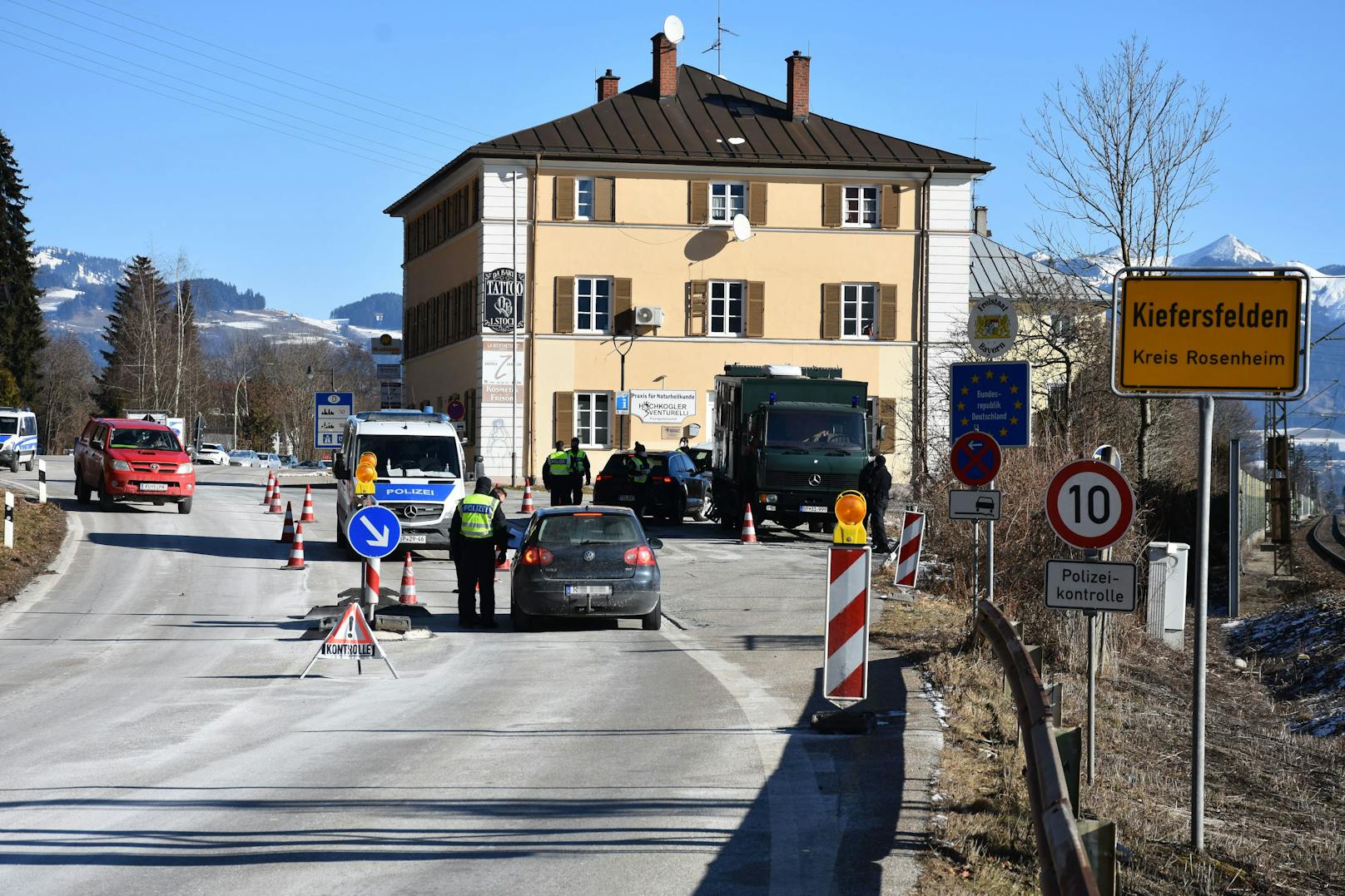 Kontrollen am Grenzübergang in Kiefersfelden
