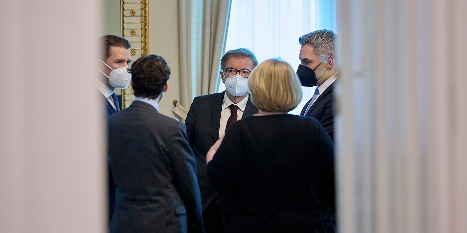Im Bild v.R.: Innenminister Karl Nehammer (ÖVP), Bundeskanzler Sebastian Kurz (ÖVP), Gesundheitsminister Rudolf Anschober (Grüne)