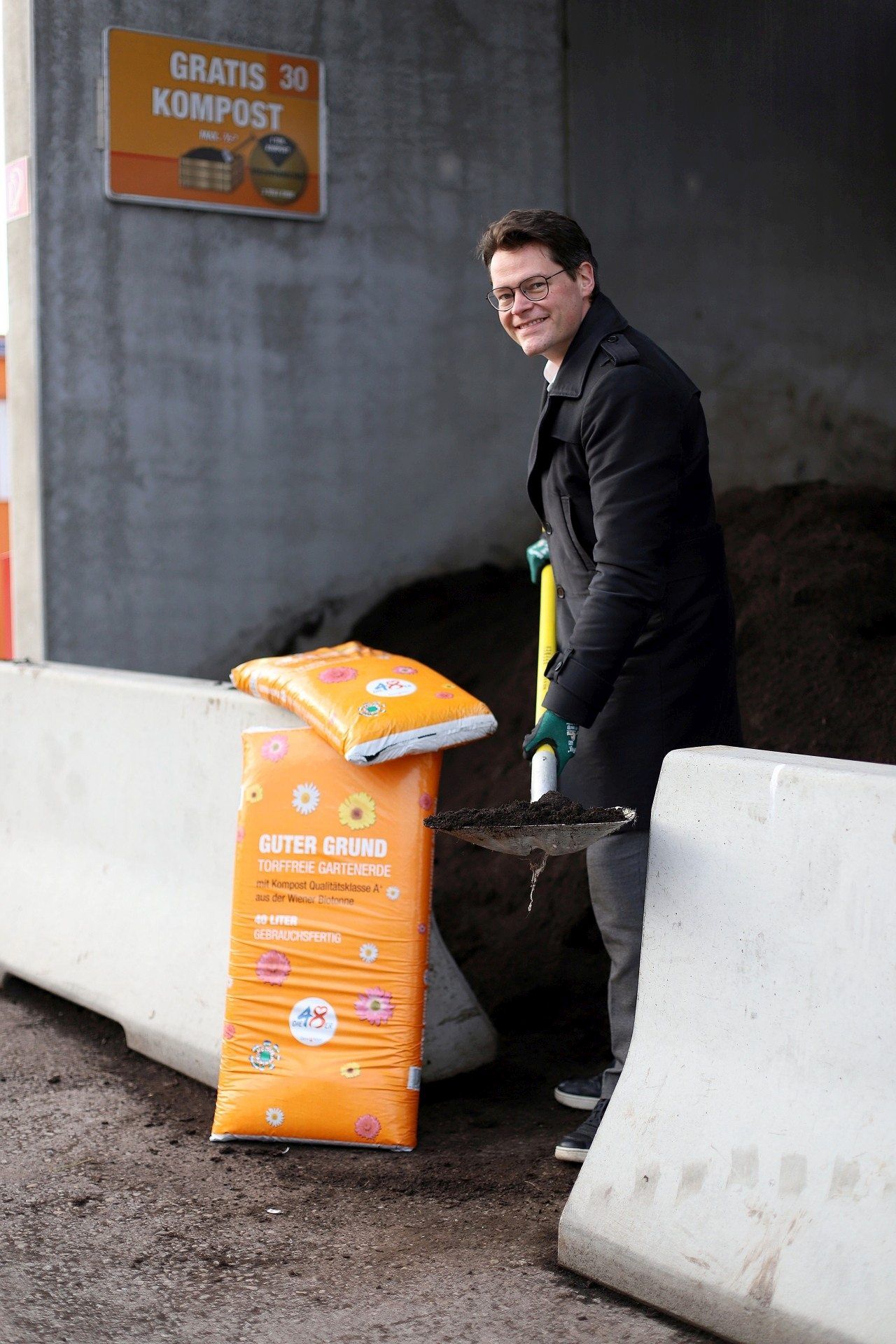 Auch Umwelt- und Klimastadtrat Jürgen Czernohorszky (SPÖ) deckte sich am Mistplatz Auhof (Penzing) mit der torffreien Erde der MA48 ein.