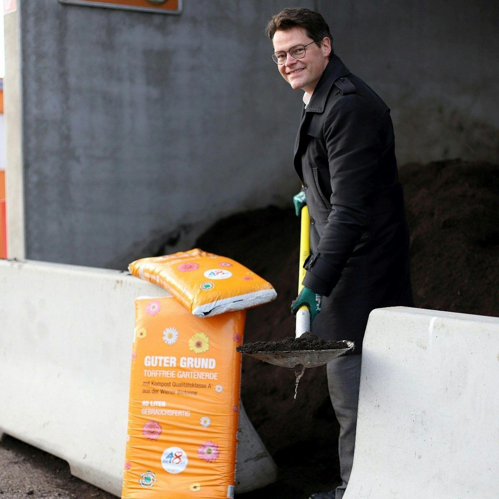 Auch Umwelt- und Klimastadtrat Jürgen Czernohorszky (SPÖ) deckte sich am Mistplatz Auhof (Penzing) mit der torffreien Erde der MA48 ein.
