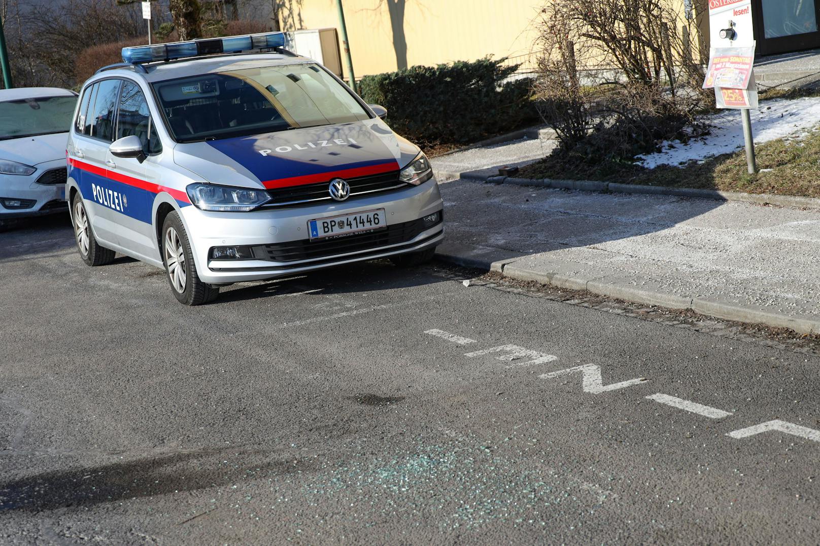 In Wels-Pernau wurden zwei Polizeiautos mit Ziegelsteinen beworfen.