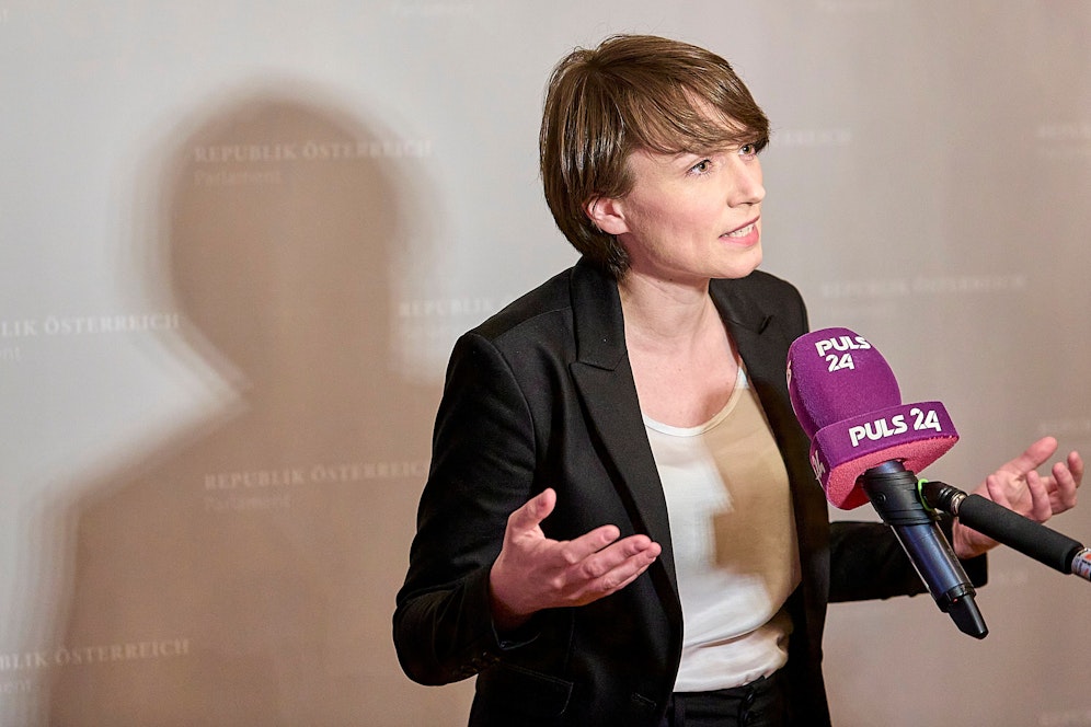 Die Klubobfrau der Grünen, Sigrid Maurer, bei einem TV-Interview