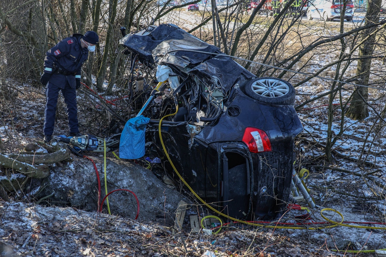 Heute.at - 13 Stunden in Wrack gefangen: Lenker in Lebensgefahr
