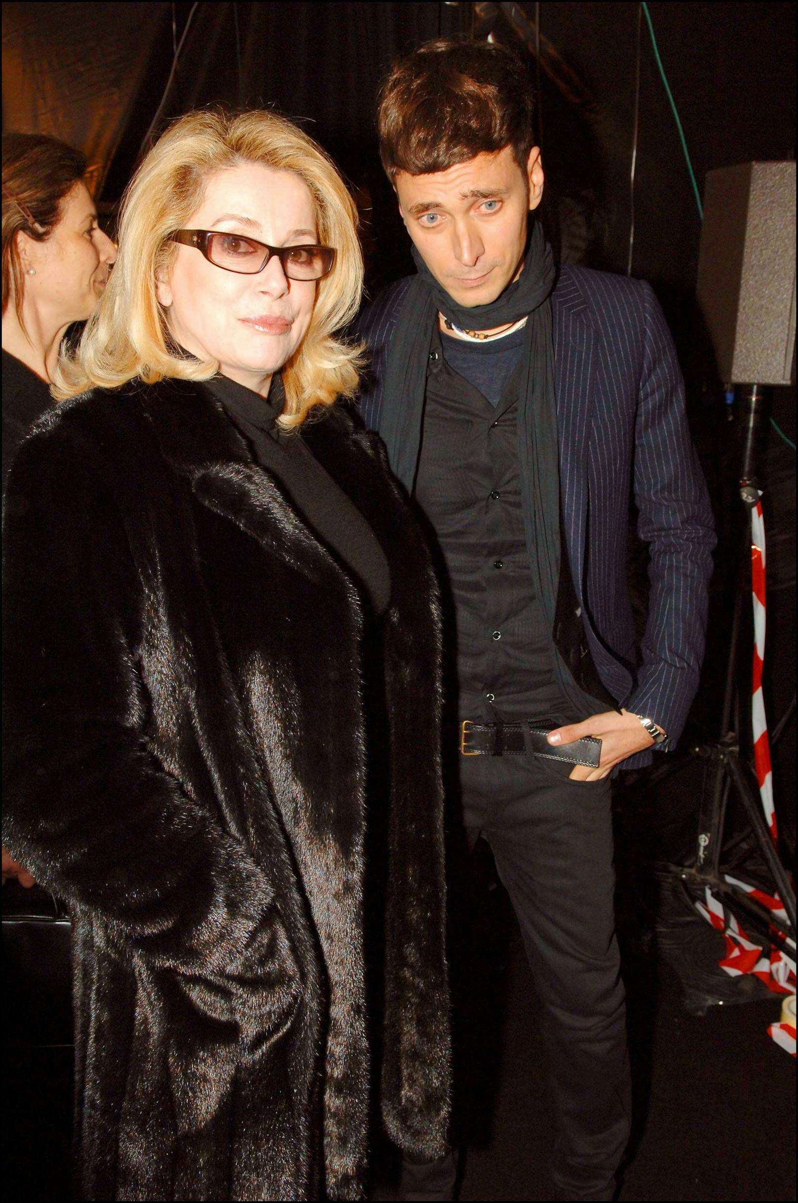 Der "Übeltäter" für die TikTok-Generation: Modedesigner Hedi Slimane (hier mit Kinostar Catherine Deneuve) designte für Dior den engen Cut, der daraufhin zum Must Have für Jahre werden sollte.&nbsp;