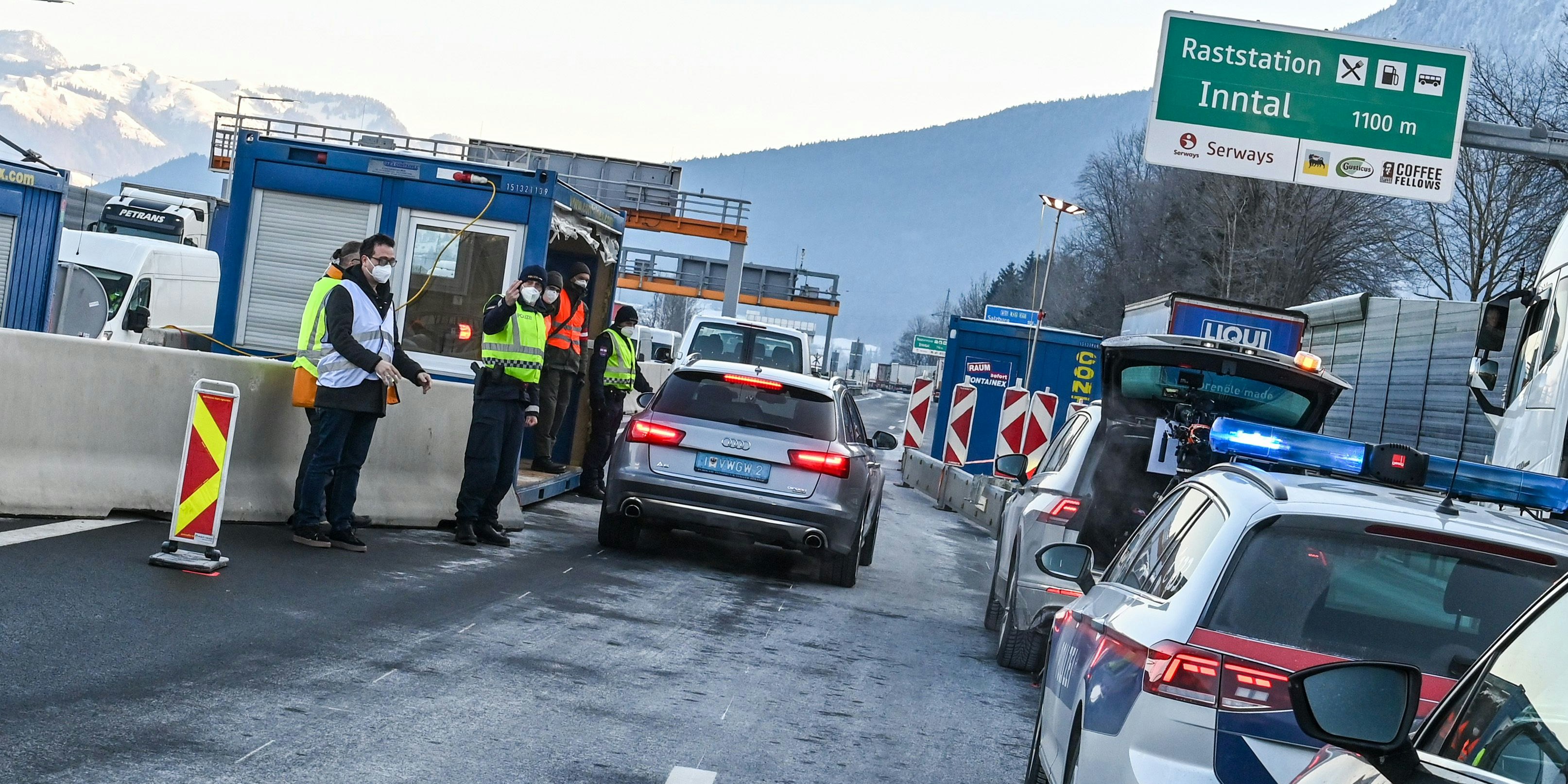 Ausreisetestkontrolle am Freitag, 12. Februar 2021, an der Grenze zu Deutschland bei Kufstein. In Tirol wurden wegen der Ausbreitung der südafrikanischen Coronavirus-Variante die Ausreisetests gestartet. Das Verlassen des Bundeslandes ist nur mehr mit einem negativen Coronatest möglich, der nicht älter als 48 Stunden sein darf.